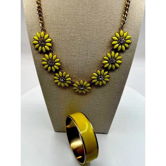 Vintage Jewelry - Vintage Yellow Daisy Necklace & Bangle Set    A41
